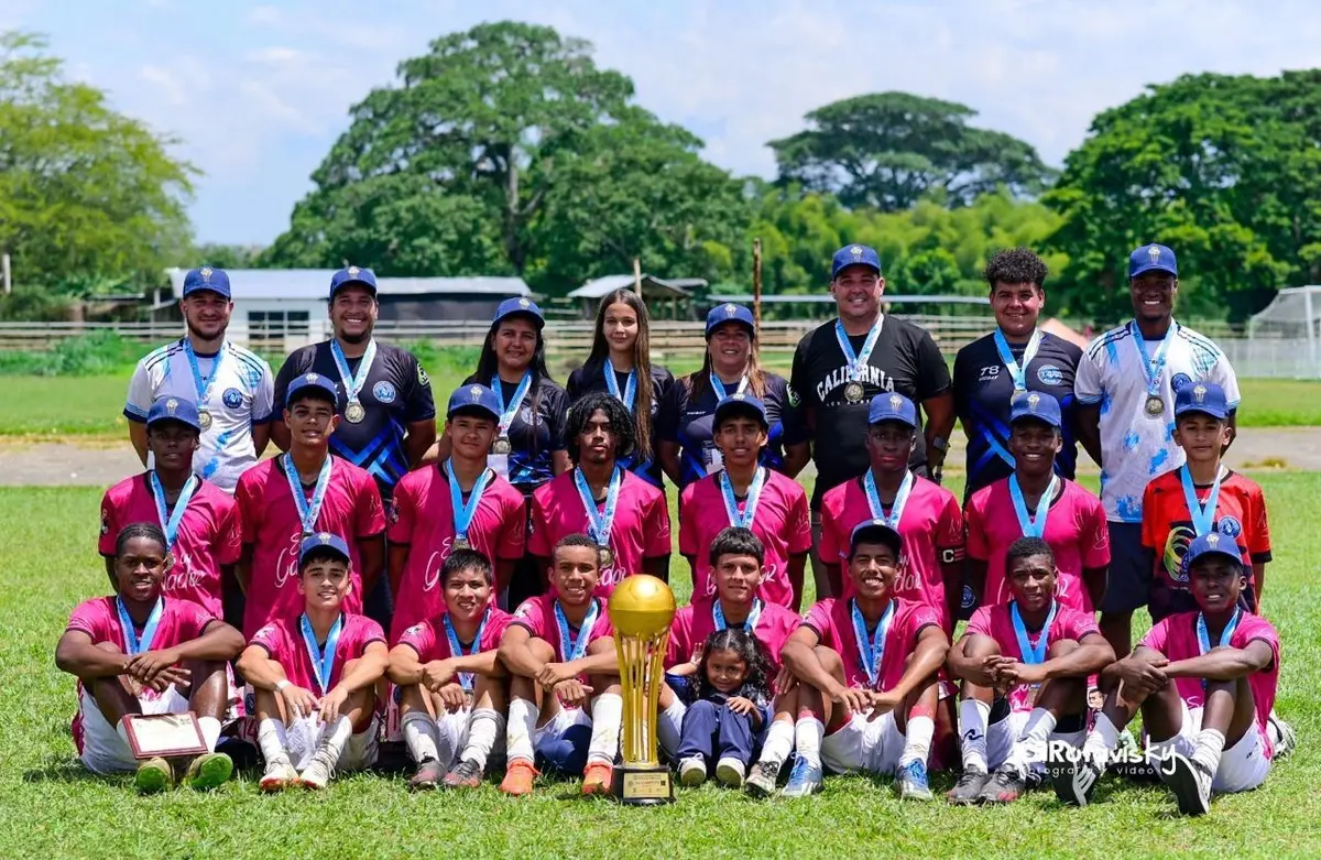 Equipo del Club con su cuerpo técnico y el trofeo