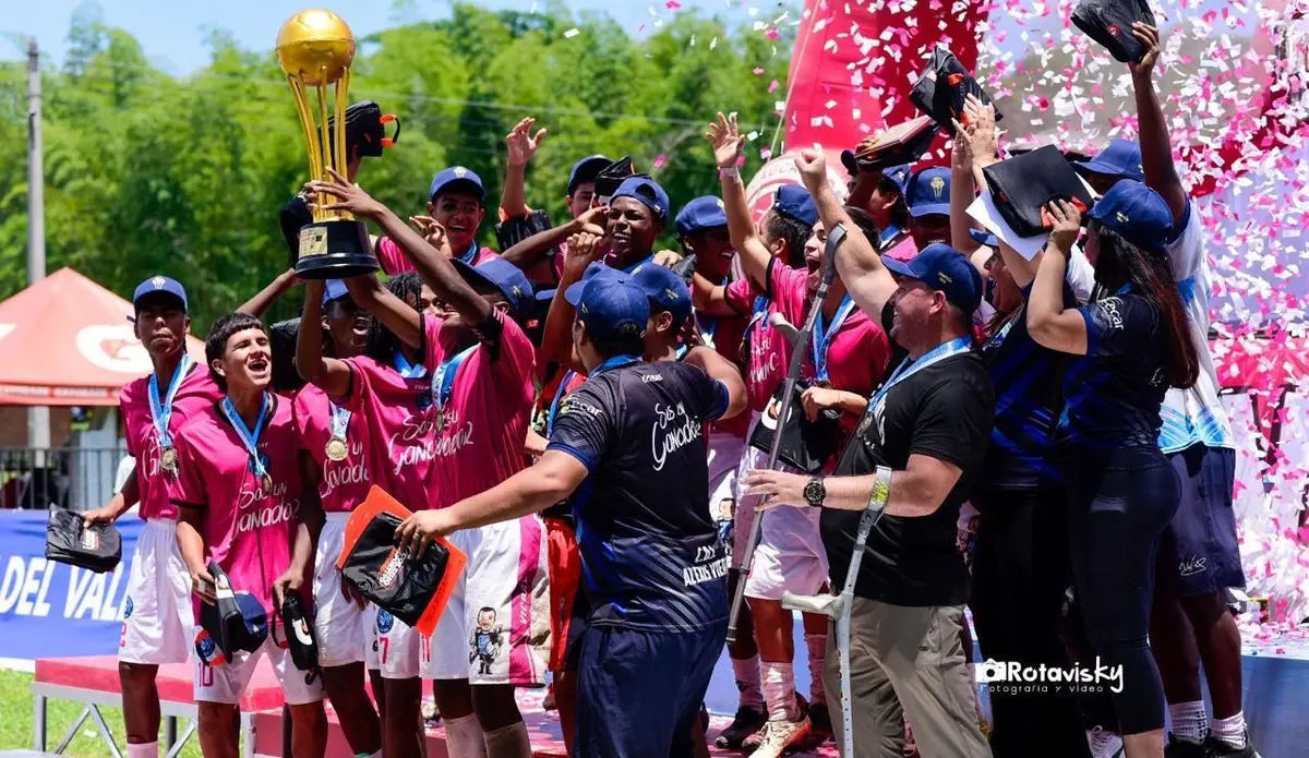 Celebración con el trofeo del Torneo Las Américas 2024