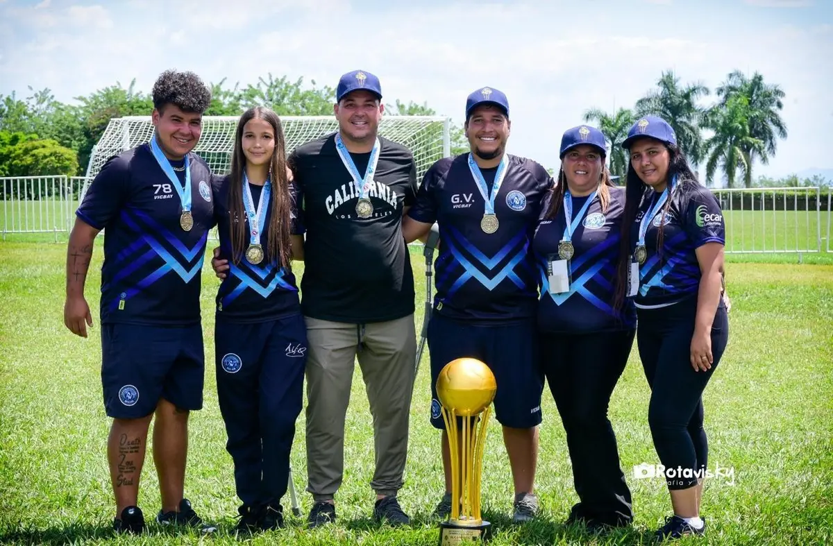 Cuerpo técnico con medallas y trofeo del Torneo Las Américas 2024